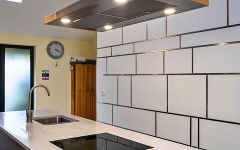 Pig Cottage at Dairy Cottages: Keuken, Interieur Ontwerp, Plafond, Flooring, Countertop, Toestel Van De Keuken, Verlichting, Lichte Inrichting, Fornuis, Major Appliance