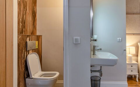Pig Cottage at Dairy Cottages: Badkamer, Wc Bril, Loodgieterswerkinrichting, Muur, Flooring, Interieur Ontwerp, Verdieping, Hout, Toilet, Kraan
