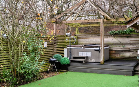 Pig Cottage at Dairy Cottages: Tuin, Backyard, Landscaping, Werf, Schaduw, Binnenplaats, Outdoor Structuur, Kunstgras, Garden Gebouwen, Hardwood