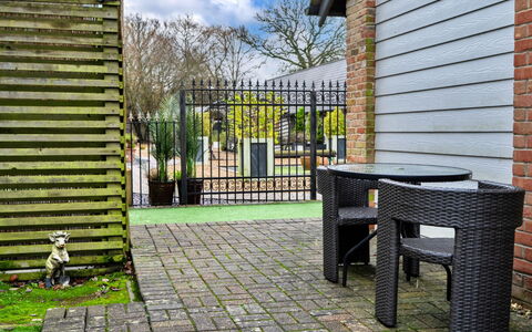 Pig Cottage at Dairy Cottages: Meubilair, Buitenmeubels, Tuin, Hek, Ijzer, Openluchtbank, Stoel, Buitentafel, Metaal, Werf