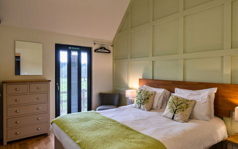 Ploughman'S Row No. 3 at Dairy Cottages: Flooring, Hout, Slaapkamer, Meubilair, Interieur Ontwerp, Verdieping, Bed, Plafond, Bedding, Laken