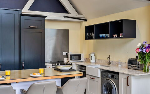 Ploughman'S Row No. 3 at Dairy Cottages: Meubilair, Interieur Ontwerp, Toestel Van De Keuken, Keuken, Flooring, Major Appliance, Countertop, Hout, Cabinetry, Plafond