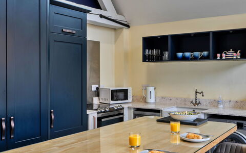 Ploughman'S Row No. 3 at Dairy Cottages: Meubilair, Keuken, Countertop, Interieur Ontwerp, Toestel Van De Keuken, Cabinetry, Flooring, Hout, Plafond, Verdieping