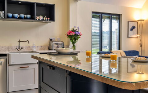 Ploughman'S Row No. 3 at Dairy Cottages: Meubilair, Interieur Ontwerp, Keuken, Countertop, Hout, Cabinetry, Flooring, Toestel Van De Keuken, Verlichting, Lichte Inrichting