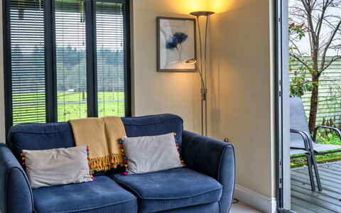 Ploughman'S Row No. 3 at Dairy Cottages: Meubilair, Interieur Ontwerp, Bankstel, Woonkamer, Raambekleding, Verlichting, Huis, Flooring, Verdieping, Venster Behandeling