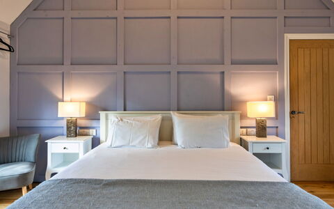 Ploughman'S Row No. 3 at Dairy Cottages: Bed, Meubilair, Interieur Ontwerp, Slaapkamer, Bedding, Muur, Laken, Flooring, Verdieping, Hout