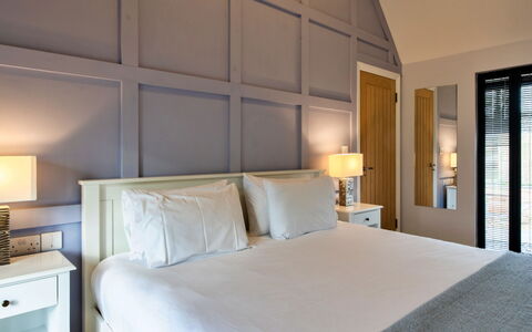 Ploughman'S Row No. 3 at Dairy Cottages: Bed, Interieur Ontwerp, Slaapkamer, Meubilair, Bedding, Muur, Laken, Hout, Flooring, Verdieping