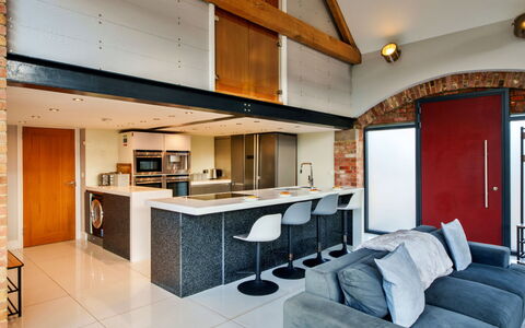 Big Barn at Dairy Cottages: Interieur Ontwerp, Flooring, Plafond, Meubilair, Hout, Keuken, Verdieping, Verlichting, Lichte Inrichting, Kamer