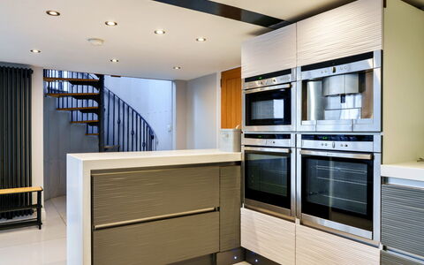 Big Barn at Dairy Cottages: Interieur Ontwerp, Flooring, Meubilair, Cabinetry, Hout, Keuken, Toestel Van De Keuken, Plafond, Verdieping, Major Appliance