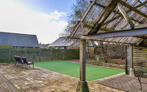 Big Barn at Dairy Cottages: Dak, Schaduw, Tuin, Backyard, Landscaping, Werf, Gazon, Eco Hotel, Binnenplaats, Dek