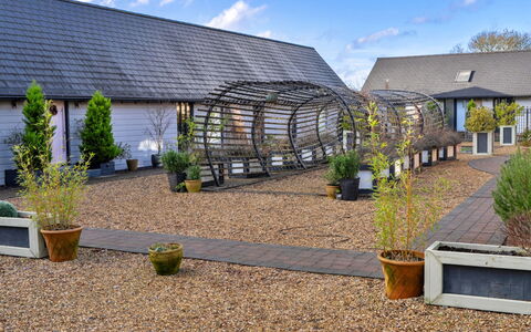 Ploughman'S Row No. 1 at Dairy Cottages: Dak, Tuin, Schaduw, Landscaping, Werf, Binnenplaats, Backyard, Eco Hotel, Oprit