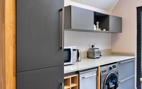 Ploughman'S Row No. 1 at Dairy Cottages: Keuken, Meubilair, Interieur Ontwerp, Toestel Van De Keuken, Flooring, Cabinetry, Countertop, Major Appliance, Hout, Huishoudapparatuur