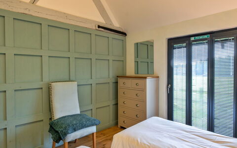 Ploughman'S Row No. 1 at Dairy Cottages: Bed, Muur, Meubilair, Slaapkamer, Interieur Ontwerp, Hout, Flooring, Plafond, Bedding, Verdieping
