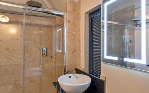 Ploughman'S Row No. 1 at Dairy Cottages: Loodgieterswerkinrichting, Muur, Interieur Ontwerp, Badkamer, Flooring, Spiegel, Verdieping, Kraan, Wastafel, Loodgieter