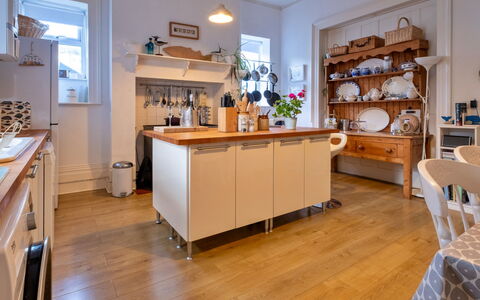 Isle of Wight 601: Keuken, Countertop, Cabinetry, Meubilair, Interieur Ontwerp, Flooring, Toestel Van De Keuken, Hout, Kast, Plafond