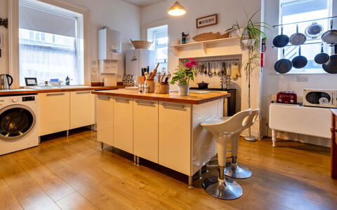 Isle of Wight 601: Toestel Van De Keuken, Keuken, Flooring, Major Appliance, Interieur Ontwerp, Countertop, Meubilair, Hout, Verdieping, Cabinetry