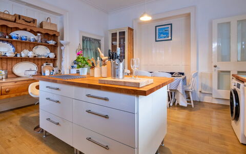 Isle of Wight 601: Meubilair, Cabinetry, Countertop, Keuken, Interieur Ontwerp, Flooring, Toestel Van De Keuken, Hout, Lade, Major Appliance