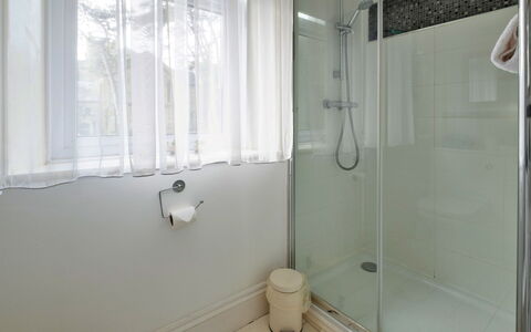 Isle of Wight 601: Badkamer, Loodgieterswerkinrichting, Flooring, Interieur Ontwerp, Verdieping, Bad, Loodgieter, Douche, Kraan, Tegel