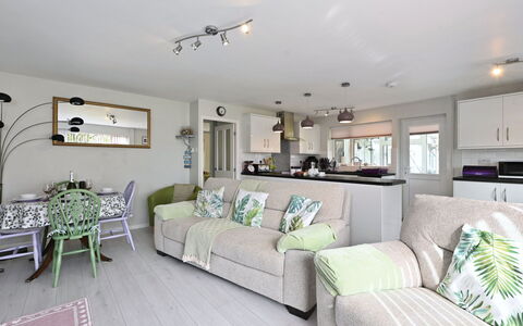 Forget Me Not: Meubilair, Interieur Ontwerp, Bankstel, Hout, Plafond, Flooring, Woonkamer, Kamer, Verdieping, Tafel