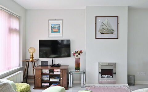 Forget Me Not: Meubilair, Interieur Ontwerp, Muur, Flooring, Verdieping, Kamer, Hout, Woonkamer, Fotolijst, Huis