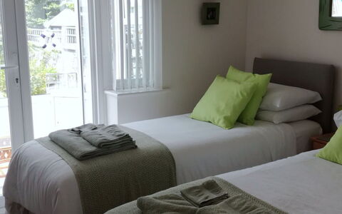 Forget Me Not: Bed, Verdieping, Slaapkamer, Laken, Interieur Ontwerp, Bedding, Meubilair, Flooring, Bed Frame, Kamer
