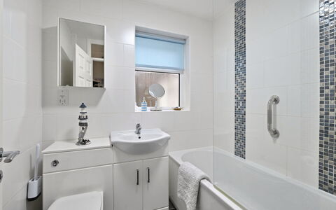 Forget Me Not: Badkamer, Interieur Ontwerp, Loodgieterswerkinrichting, Flooring, Wastafel, Verdieping, Kraan, Loodgieter, Wastafel In De Badkamer, Tegel