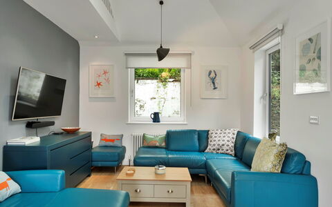 Three Quarter Cottage: Meubilair, Interieur Ontwerp, Bankstel, Flooring, Verdieping, Woonkamer, Tafel, Huis, Kamer, Plafond