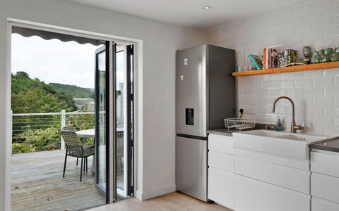 Three Quarter Cottage: Toestel Van De Keuken, Keuken, Major Appliance, Countertop, Meubilair, Flooring, Interieur Ontwerp, Koelkast, Cabinetry, Huishoudapparatuur