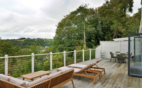 Three Quarter Cottage: Hout, Veranda, Meubilair, Buitenmeubels, Houten Vloer, Dek, Hardwood, Balkon, Stoel, Plank