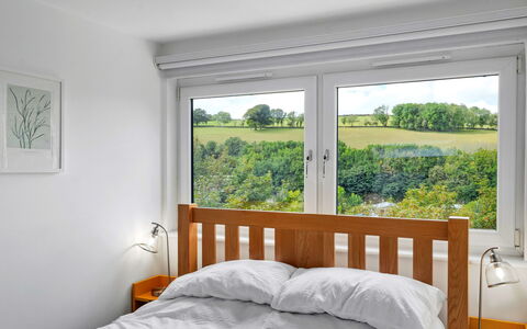 Three Quarter Cottage: Bed, Meubilair, Slaapkamer, Interieur Ontwerp, Hout, Bedding, Laken, Kamer, Verdieping, Huis