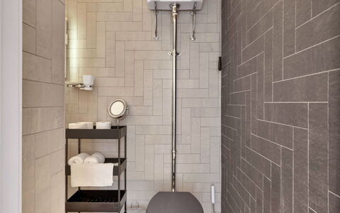 Three Quarter Cottage: Muur, Badkamer, Wc Bril, Flooring, Toilet, Interieur Ontwerp, Loodgieterswerkinrichting, Verdieping, Tegel, Loodgieter