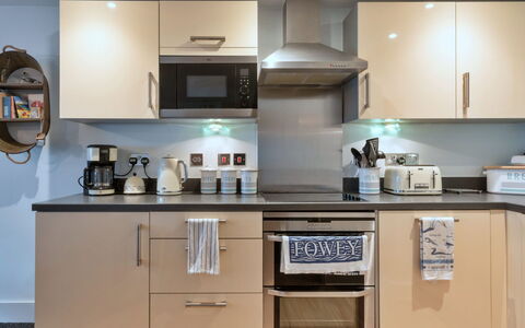 Fowey 602: Toestel Van De Keuken, Keuken, Major Appliance, Meubilair, Cabinetry, Countertop, Interieur Ontwerp, Huishoudapparatuur, Lade, Flooring