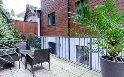 Fowey 602: Appartement, Bloempot, Beits, Kamerplant, Hardwood, Binnenplaats, Balkon, Werf, Buitenmeubels, Dek