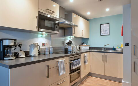 Fowey 602: Meubilair, Interieur Ontwerp, Major Appliance, Cabinetry, Flooring, Countertop, Toestel Van De Keuken, Keuken, Verdieping, Lade