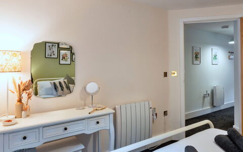 Fowey 602: Meubilair, Bed, Interieur Ontwerp, Slaapkamer, Bedding, Muur, Laken, Flooring, Verdieping, Kamer