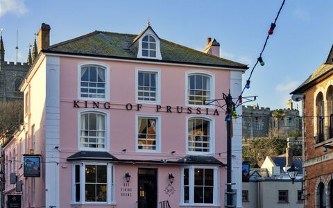 Fowey 602: Gebouw, Venster, Facade,  Dorf\, Deur, Gemengd Gebruik, Schuifraam, Family Car, Stadsauto