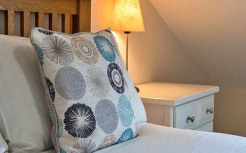 Smugglers Loft at Mixtow Creek: Meubilair, Bed, Slaapkamer, Bedding, Laken, Linens, Interieur Ontwerp, Kussen, Kussen Gooien, Textiel