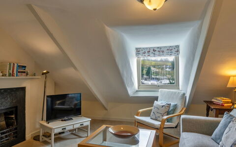Smugglers Loft at Mixtow Creek: Meubilair, Interieur Ontwerp, Flooring, Plafond, Verdieping, Hout, Kamer, Verlichting, Woonkamer, Stoel
