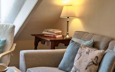 Smugglers Loft at Mixtow Creek: Meubilair, Interieur Ontwerp, Hout, Kamer, Textiel, Flooring, Verdieping, Verlichting, Huis, Woonkamer
