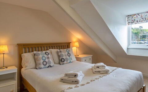 Smugglers Loft at Mixtow Creek: Meubilair, Bed, Slaapkamer, Interieur Ontwerp, Bedding, Hout, Laken, Verdieping, Plafond, Flooring