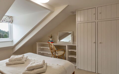 Smugglers Loft at Mixtow Creek: Bed, Meubilair, Slaapkamer, Interieur Ontwerp, Muur, Bedding, Laken, Hout, Plafond, Flooring