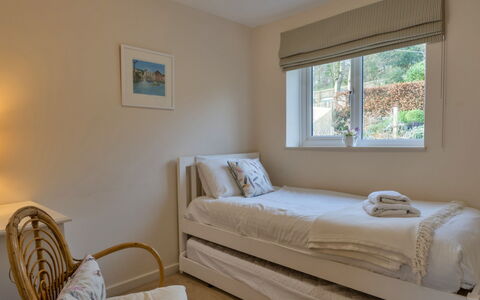 Smugglers Loft at Mixtow Creek: Meubilair, Bed, Interieur Ontwerp, Slaapkamer, Muur, Verdieping, Bedding, Laken, Hout, Flooring