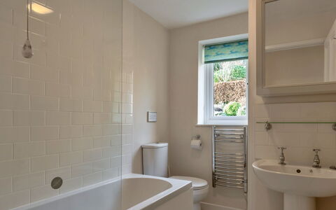 Smugglers Loft at Mixtow Creek: Badkamer, Loodgieterswerkinrichting, Muur, Flooring, Bad, Verdieping, Interieur Ontwerp, Kraan, Wastafel, Wastafel In De Badkamer