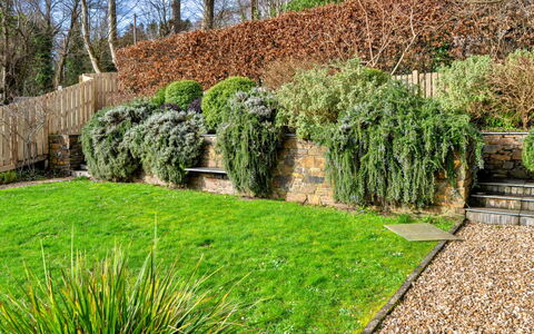 Smugglers Loft at Mixtow Creek: Tuin, Struik, Plantengemeenschap, Groundcover, Haag, Landscaping, Backyard, Gang, Werf