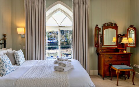 Captain'S Cottage at Mixtow Creek: Interieur Ontwerp, Huis, Slaapkamer, Bed, Gordijn, Bed Frame, Bedding, Kamer, Kussen Gooien, Venster Behandeling