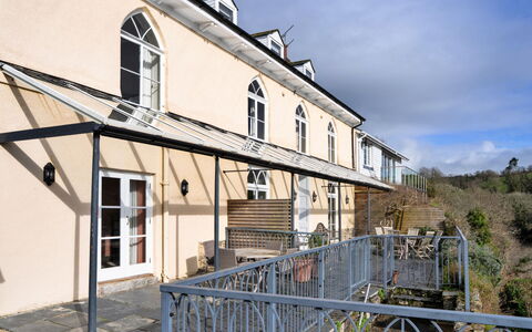 Captain'S Cottage at Mixtow Creek: Dak, Huis, Verblijf, Leuning, Landgoed, Schuifraam, Veranda, Trap, Hek, Baluster