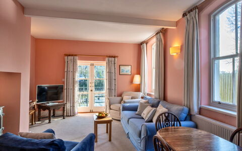 Captain'S Cottage at Mixtow Creek: Meubilair, Interieur Ontwerp, Plafond, Flooring, Verdieping, Kamer, Huis, Stoel, Woonkamer, Appartement