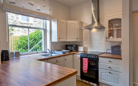 Captain'S Cottage at Mixtow Creek: Toestel Van De Keuken, Keuken, Countertop, Interieur Ontwerp, Cabinetry, Flooring, Major Appliance, Muur, Hout, Huishoudapparatuur