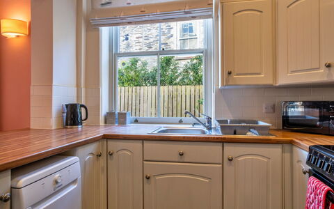 Captain'S Cottage at Mixtow Creek: Keuken, Toestel Van De Keuken, Countertop, Interieur Ontwerp, Major Appliance, Cabinetry, Hout, Flooring, Plafond, Huishoudapparatuur