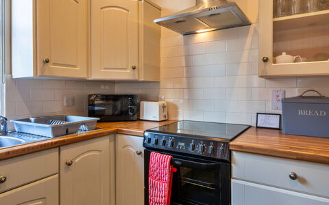 Captain'S Cottage at Mixtow Creek: Keuken, Toestel Van De Keuken, Countertop, Cabinetry, Major Appliance, Flooring, Interieur Ontwerp, Hout, Fornuis, Huishoudapparatuur